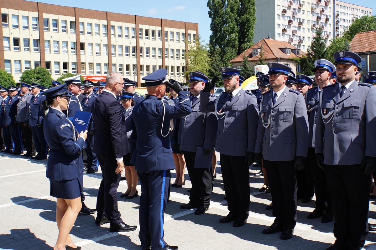 funkcjonariusze podczas uroczystości