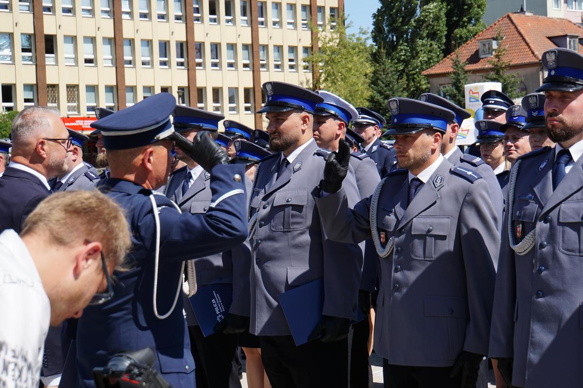 funkcjonariusze podczas uroczystości