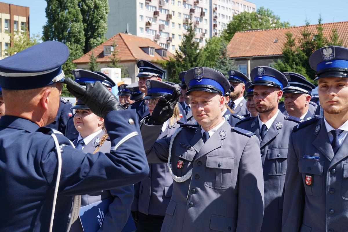 funkcjonariusze podczas uroczystości