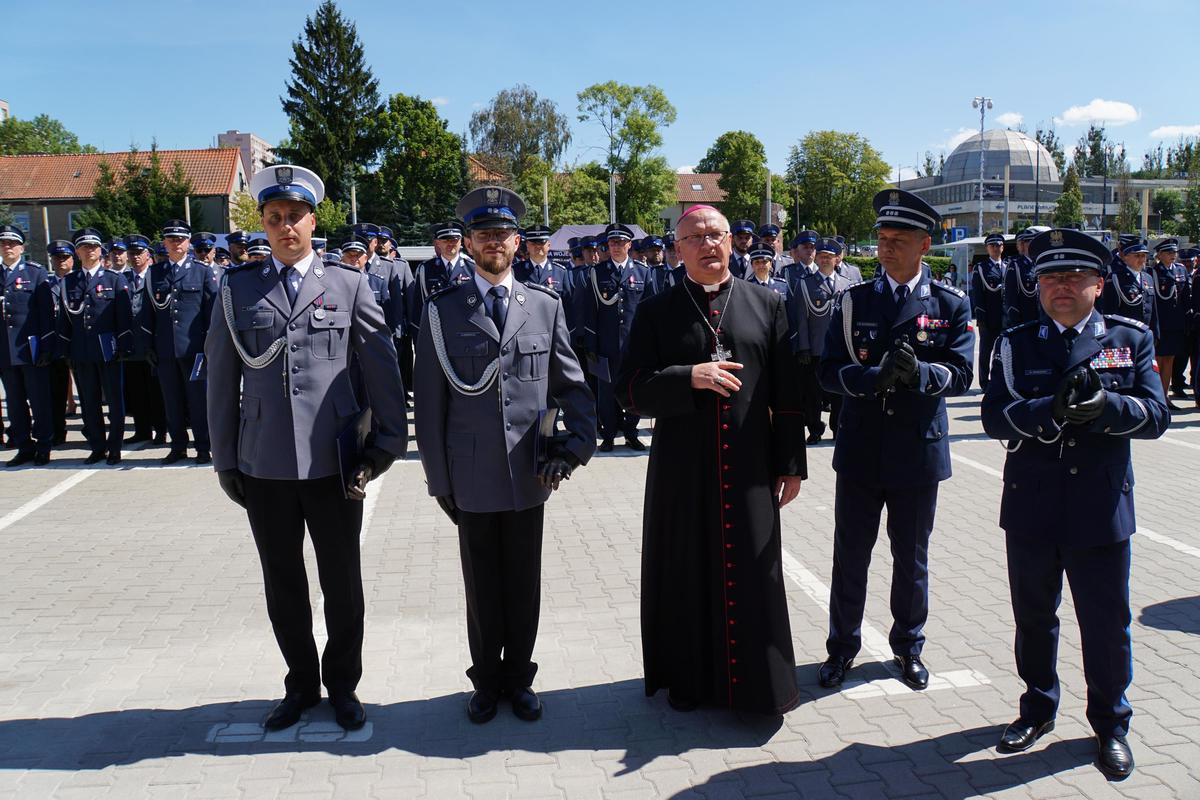 funkcjonariusze podczas uroczystości