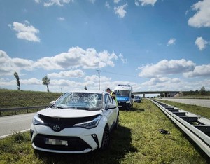 Samochód z uszkodzoną szybą czołową