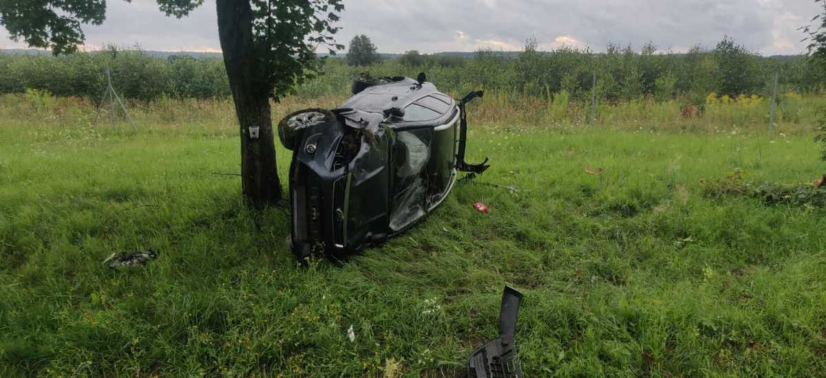 miejsce zdarzenia i uszkodzone auto