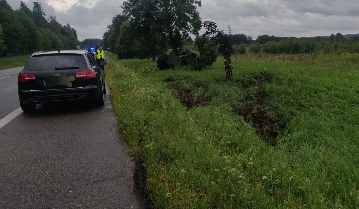 miejsce zdarzenia i uszkodzone auto