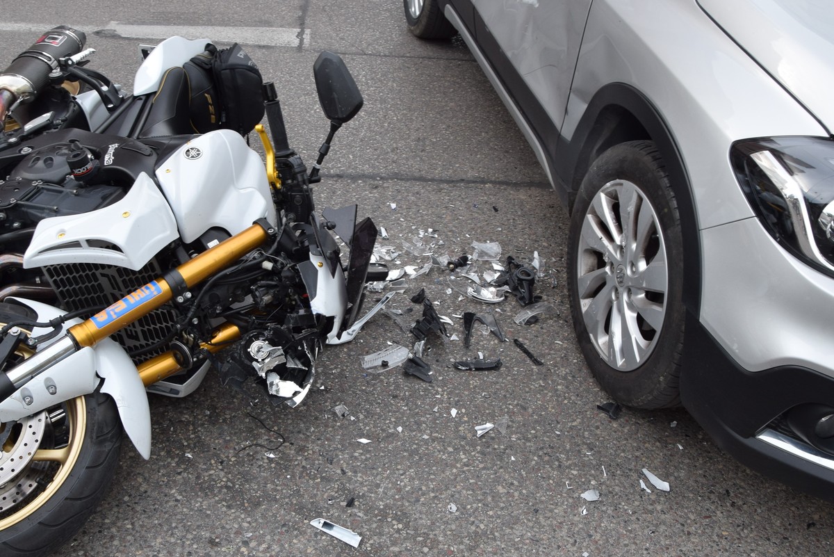 policjanci pracujący na miejscu zdarzenia