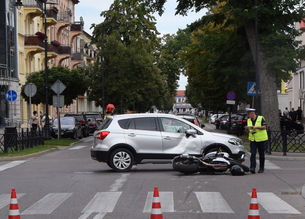 policjanci pracujący na miejscu zdarzenia