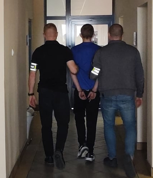 Sprawca prowadzony na przesłuchanie