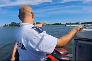 Policjant na łódce