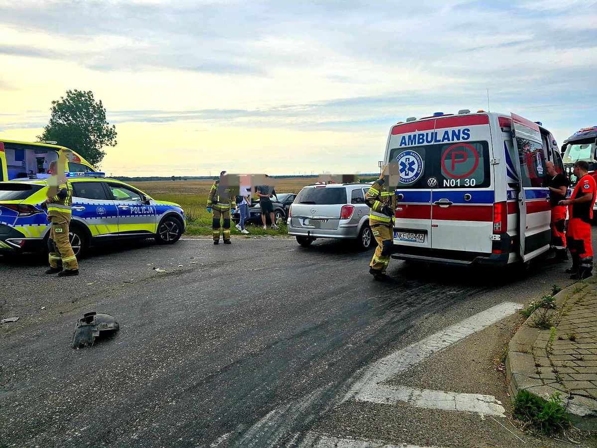 miejsce wypadku i służby pracujące na miejscu