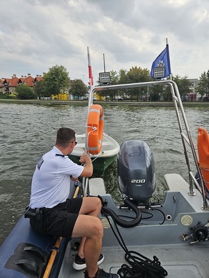 policyjne działania na jeziorze