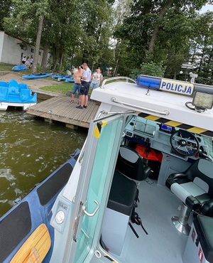 policyjne działania na jeziorze