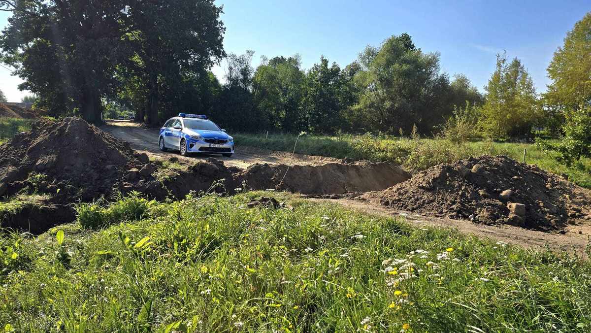 Policjanci zabezpieczają miejsce znalezienia pocisku