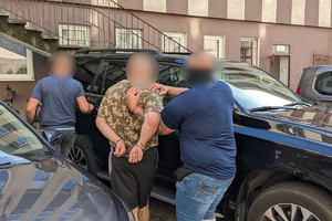 Policjanci prowadzą zatrzymanego