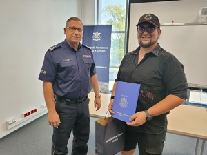 komendant ze znalazcą pieniędzy