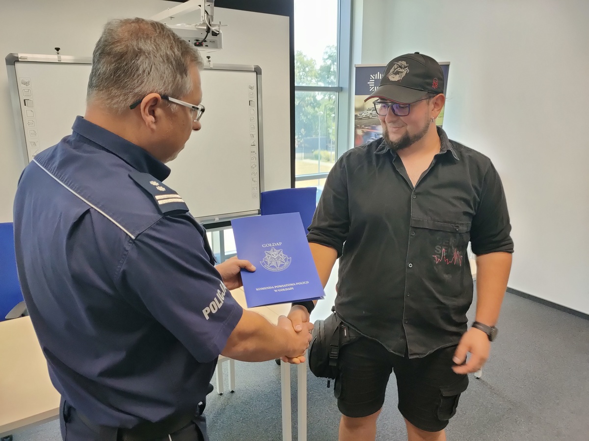 komendant ze znalazcą pieniędzy