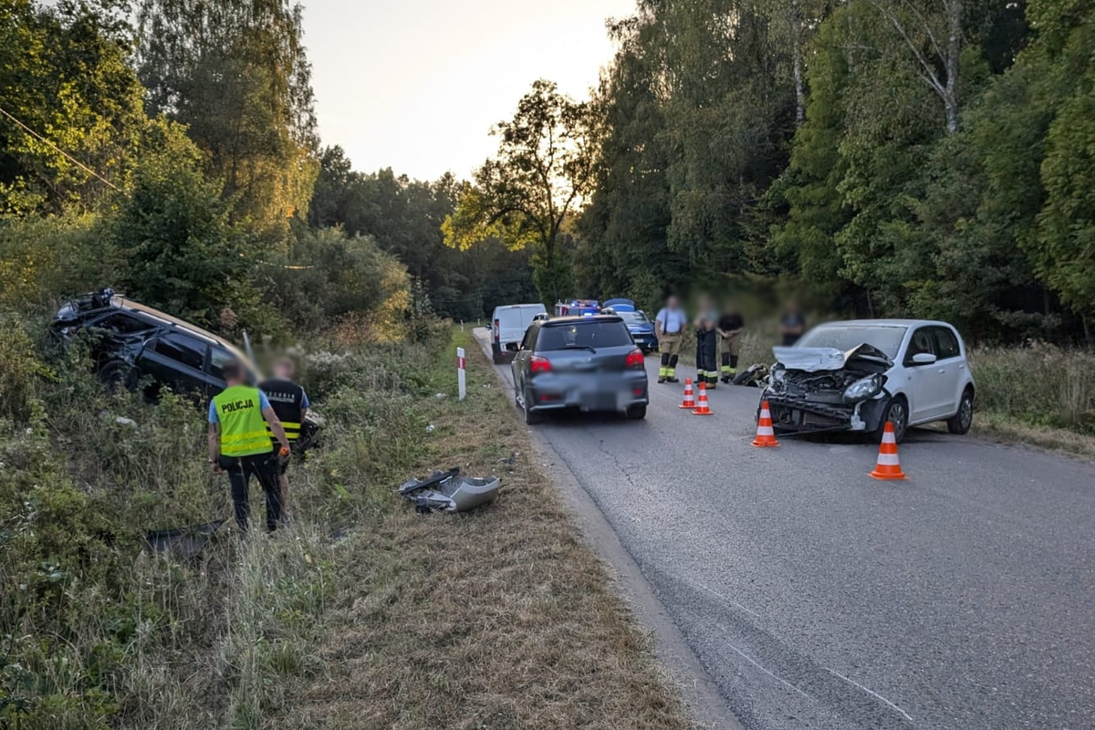 Miejsce zdarzenia drogowego w powiecie gołdapskim. Rozbite samochody na drodze i na poboczu