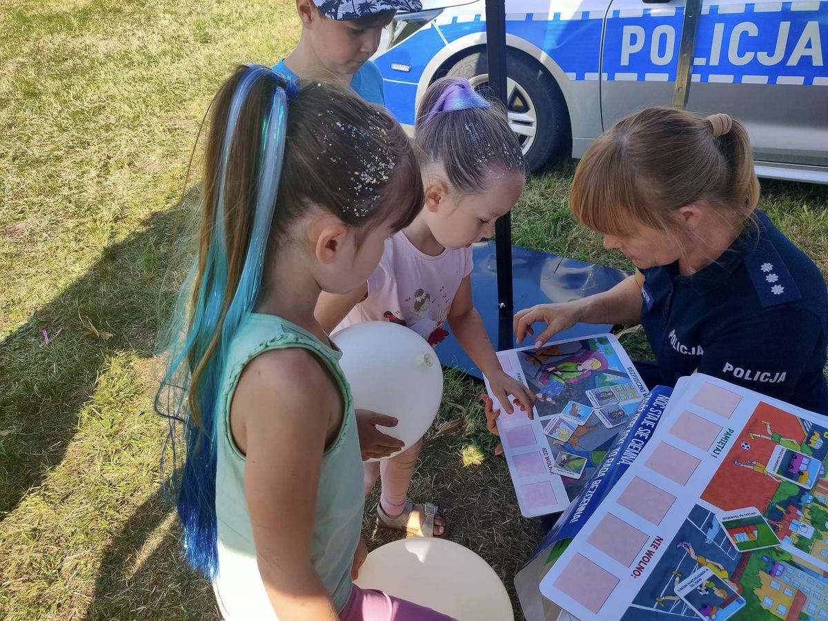 Policjanci podczas spotkania z dziećmi