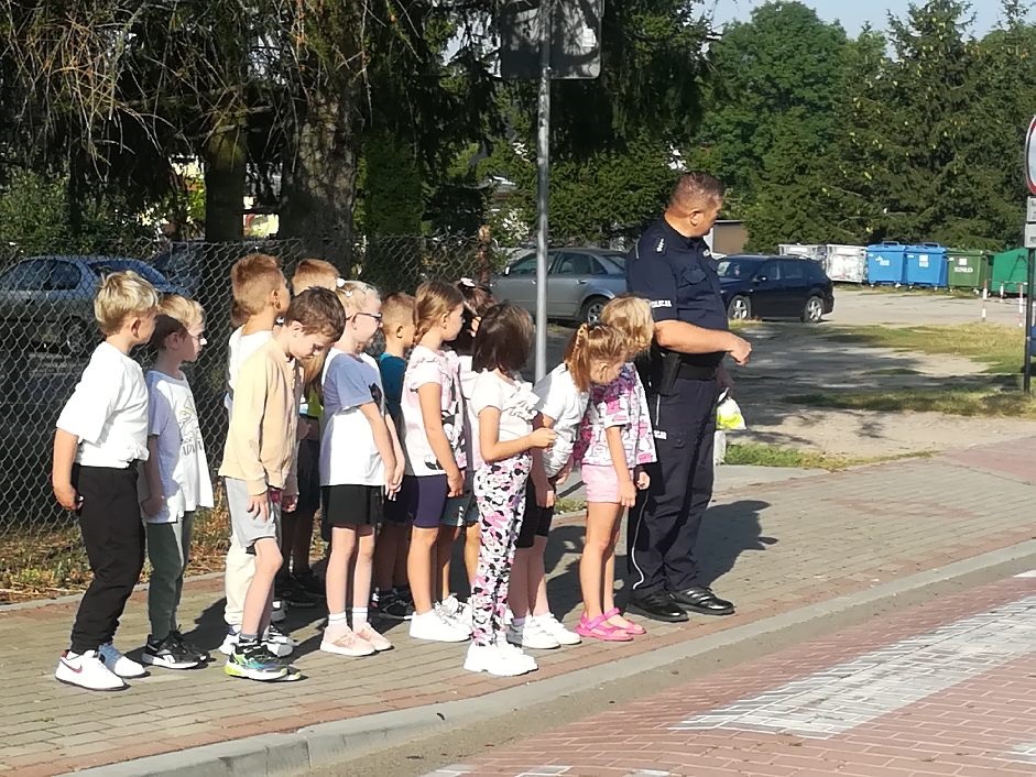 Policjant podczas spotkania z dziećmi