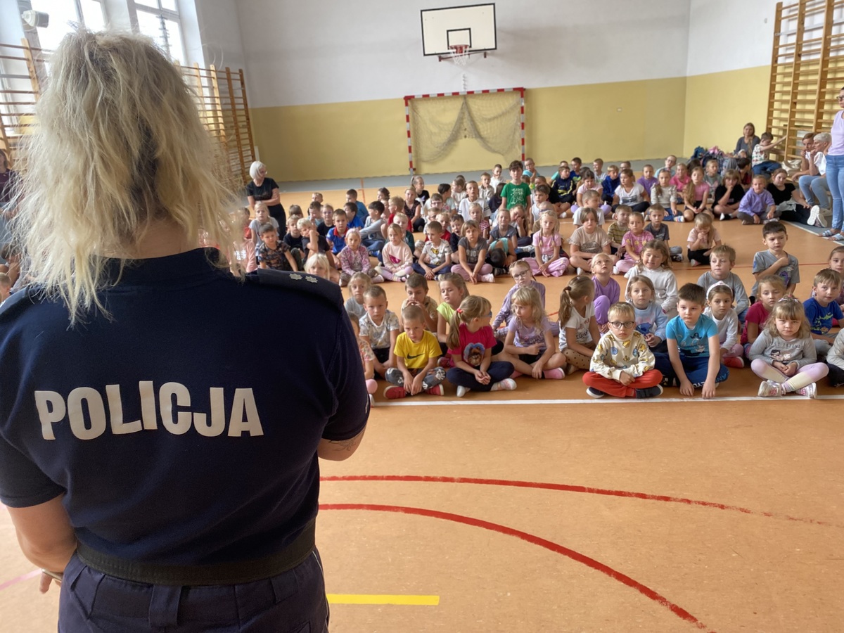 Uczestnicy spotkania z policjantką na sali sportowej