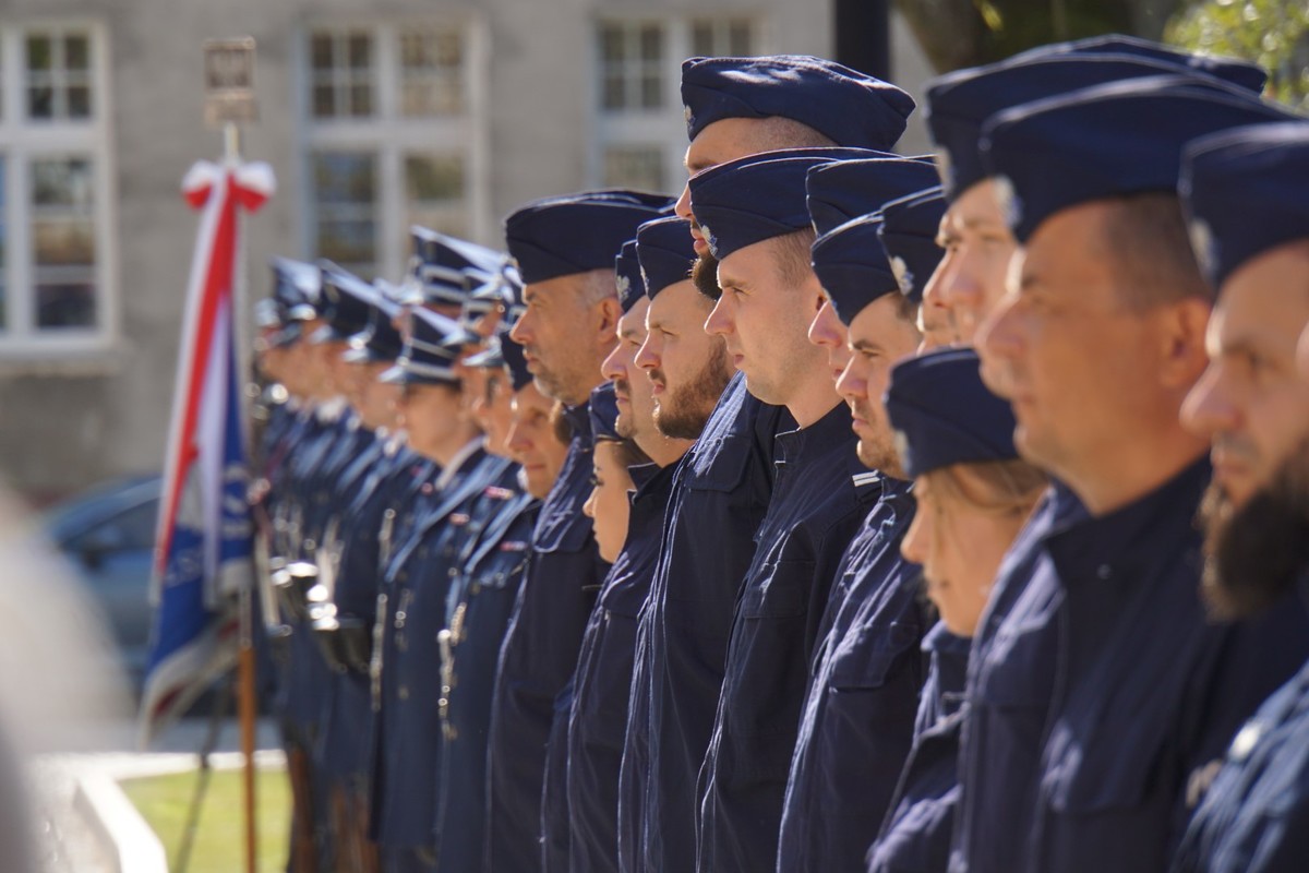 Uczestnicy uroczystego apelu pod tablicą upamiętniającą mł. asp. Marka Cekałę