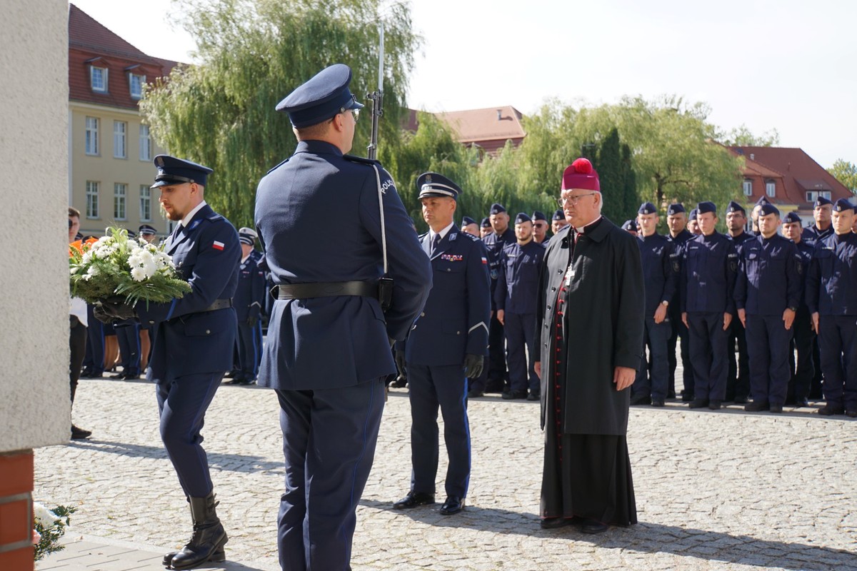 Złożenie kwiatów pod tablicą upamiętniającą mł. asp. Marka Cekałę