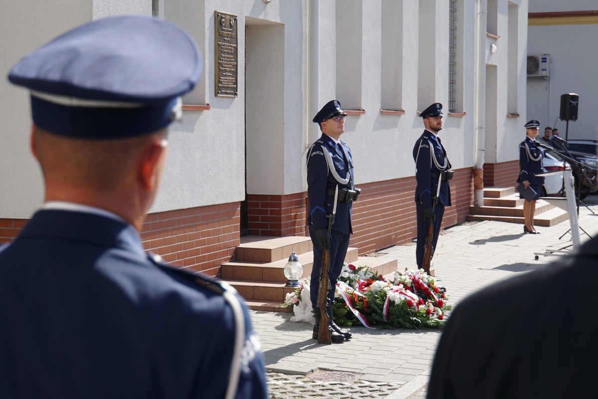 Uczestnicy uroczystego apelu pod tablicą upamiętniającą mł. asp. Marka Cekałę