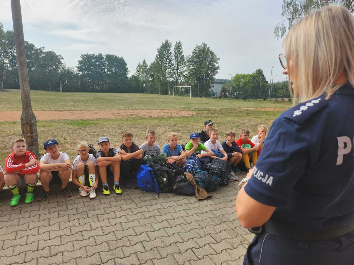 policjantka podczas spotkania z dziećmi