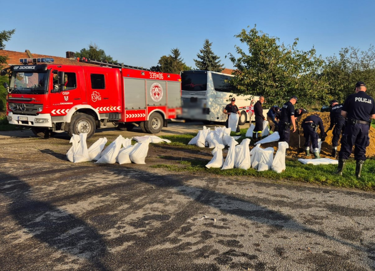 Policjanci podczas działań przeciwpowodziowych