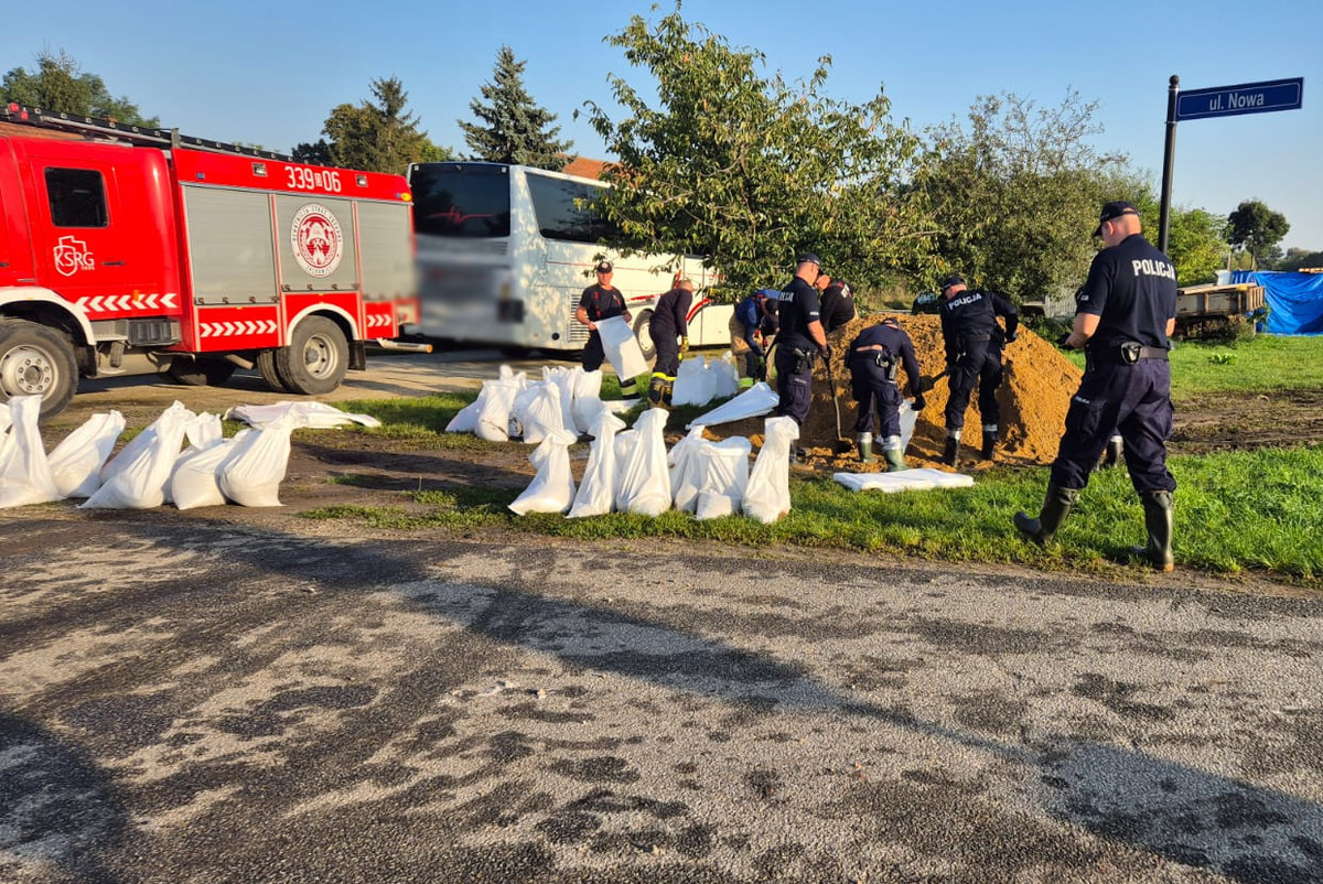 Policjanci podczas działań przeciwpowodziowych