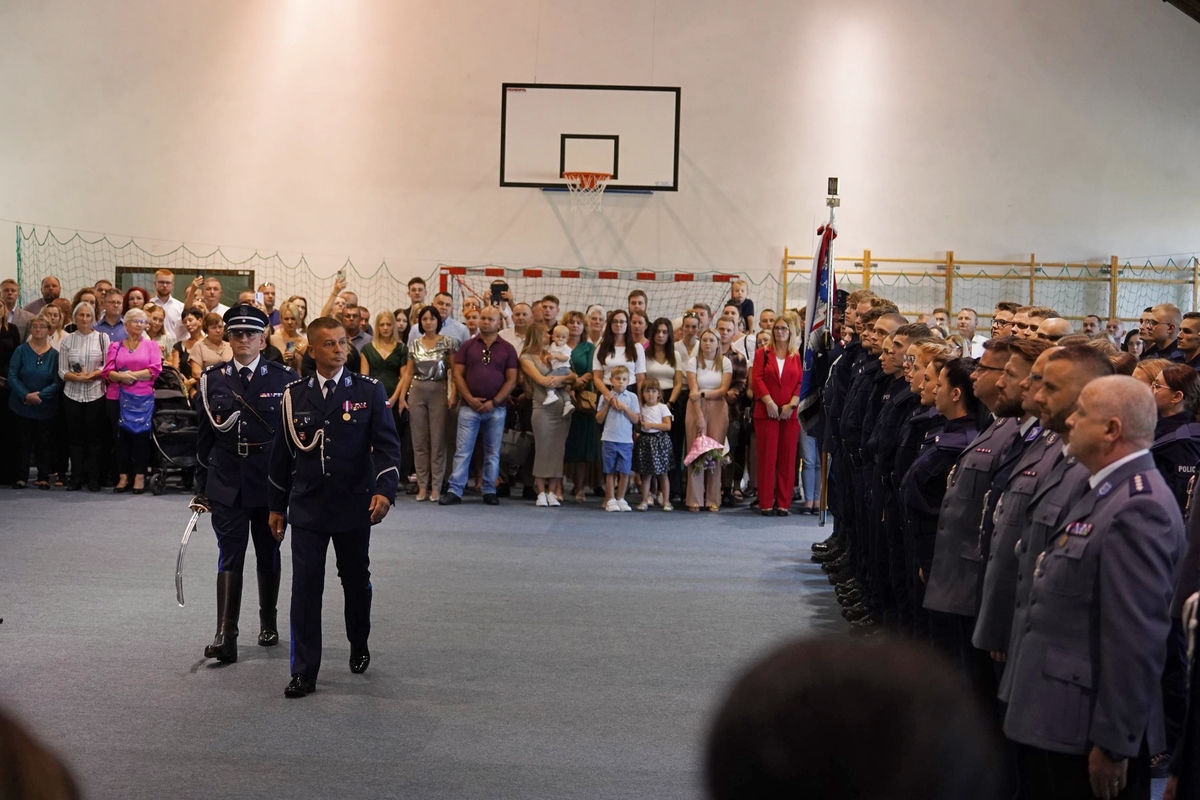 Policjanci podczas uroczystej zbiórki