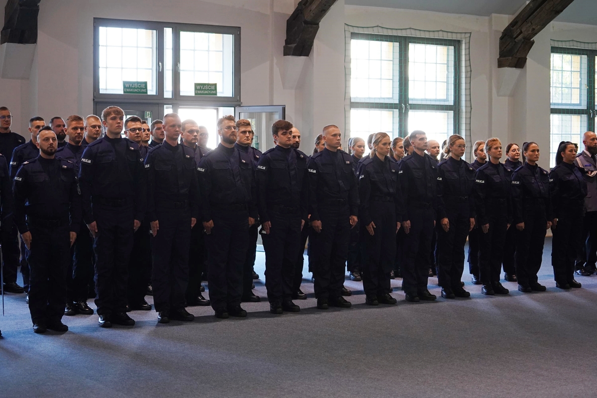 Policjanci podczas uroczystej zbiórki