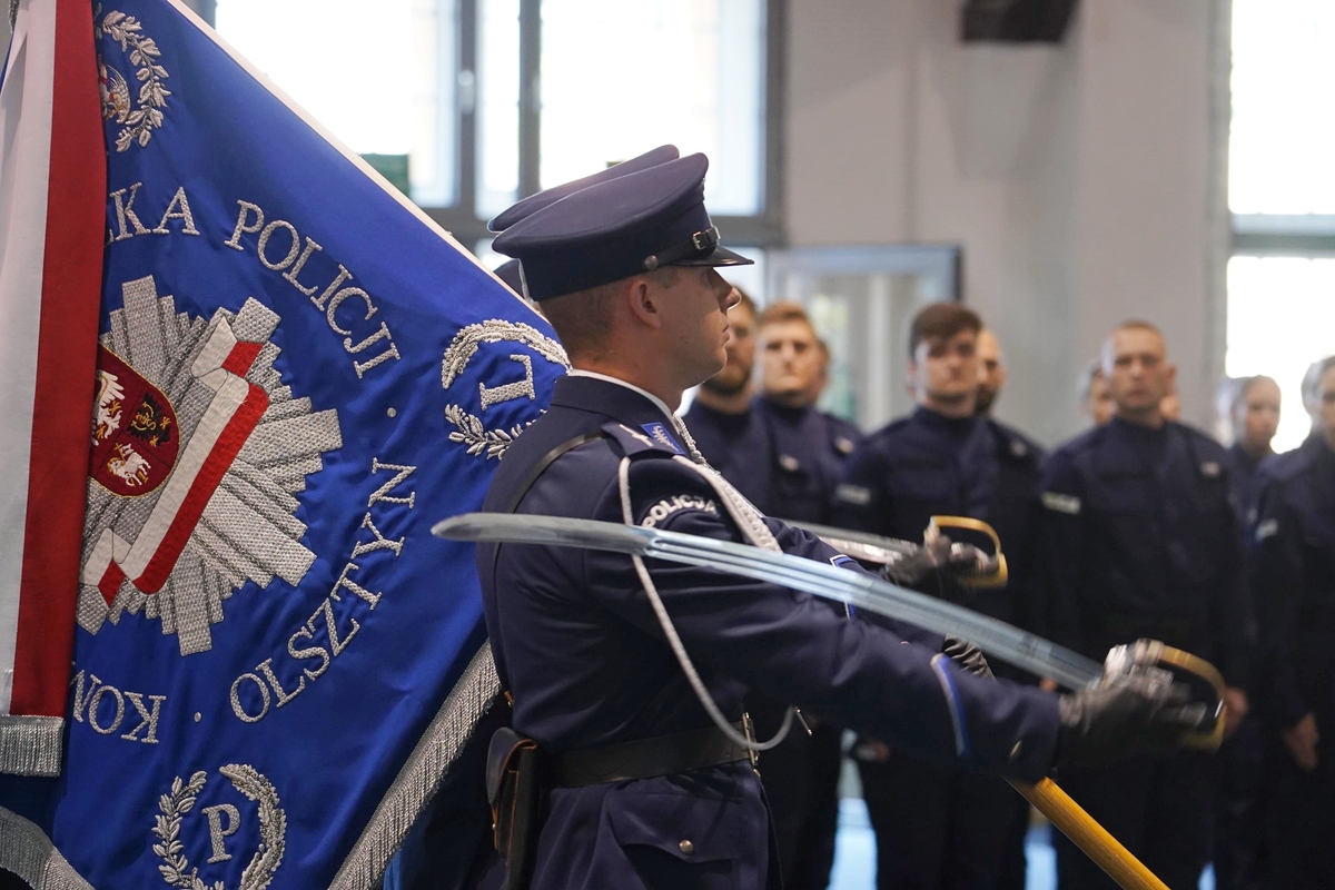 Policjanci podczas uroczystej zbiórki