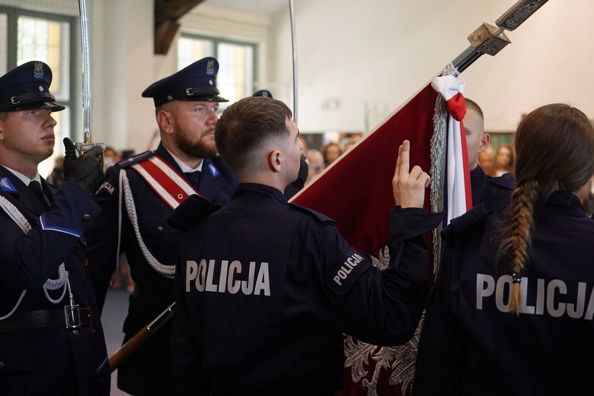 Policjanci podczas uroczystej zbiórki