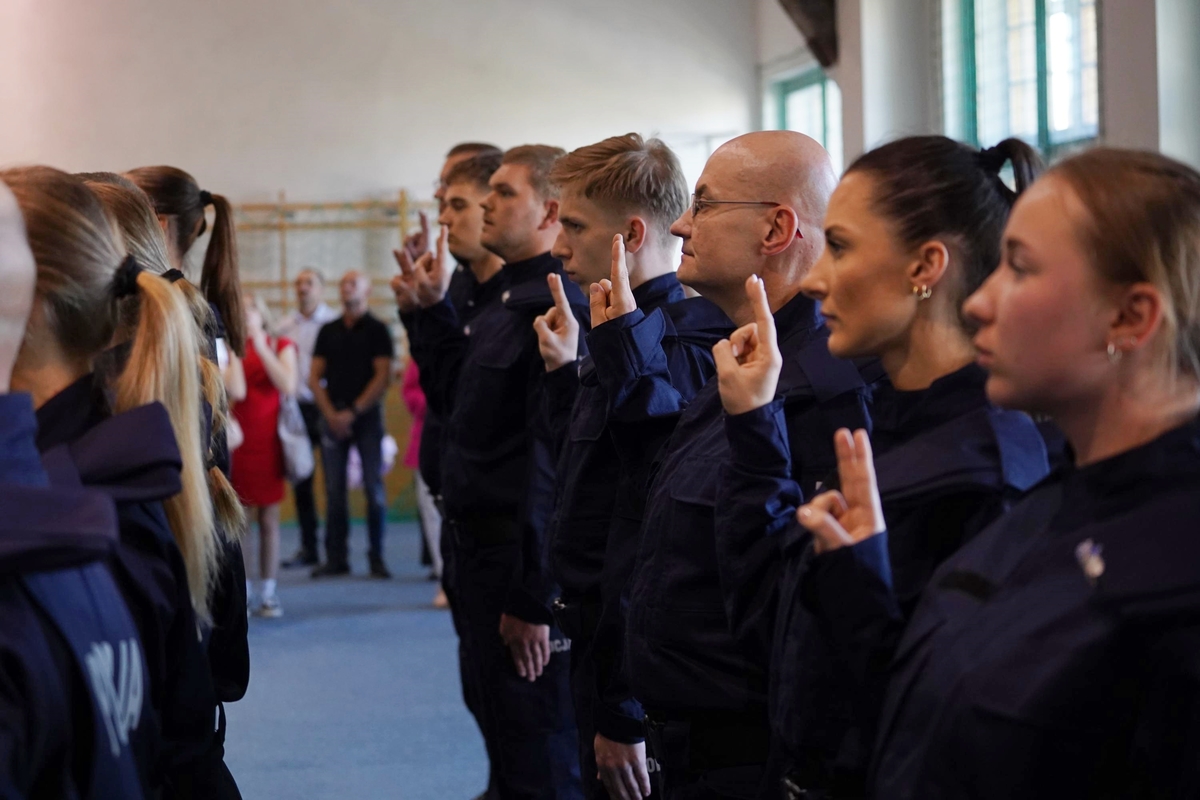 Policjanci podczas uroczystej zbiórki