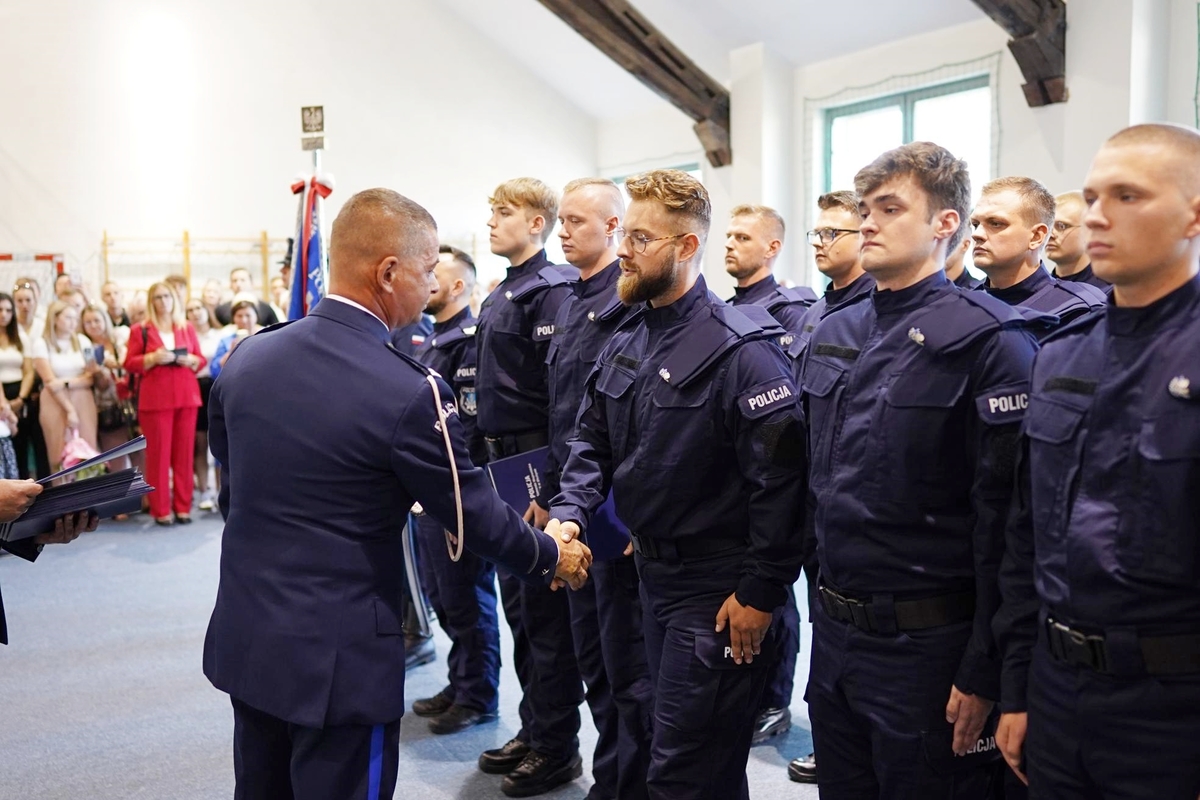 Policjanci podczas uroczystej zbiórki