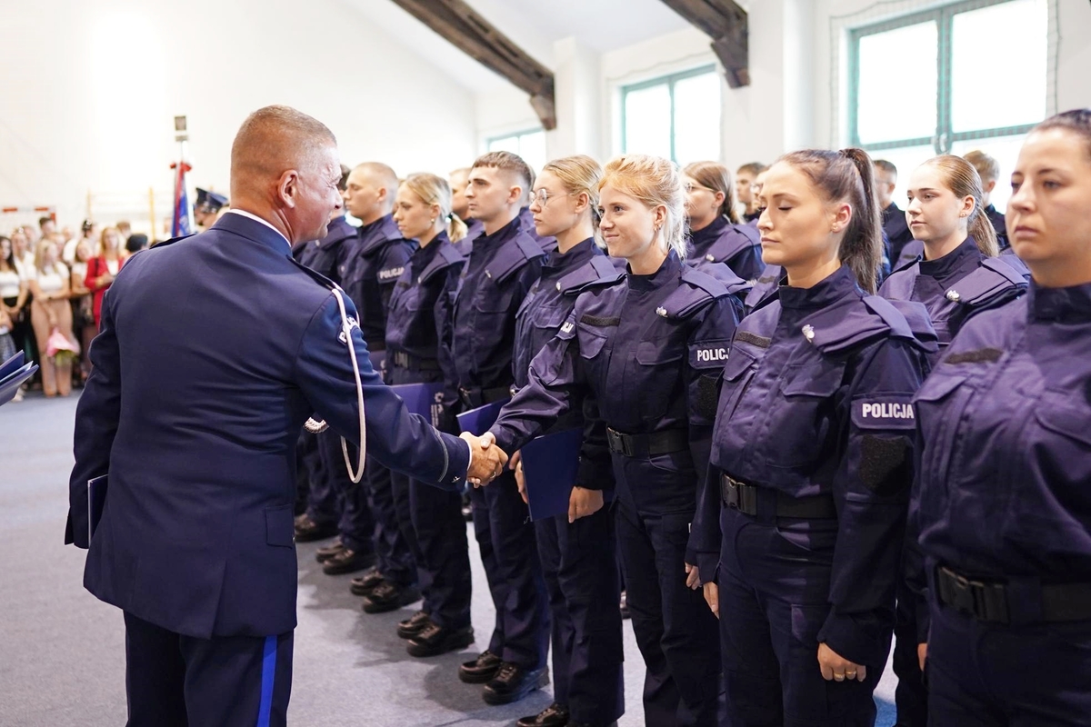 Policjanci podczas uroczystej zbiórki