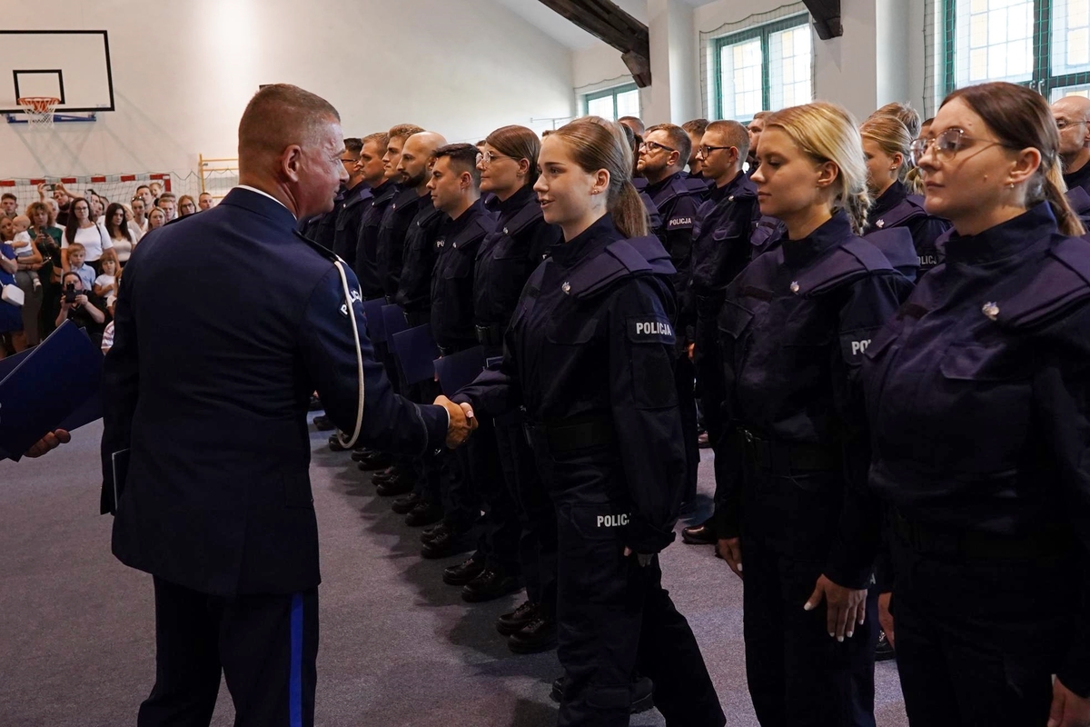 Policjanci podczas uroczystej zbiórki