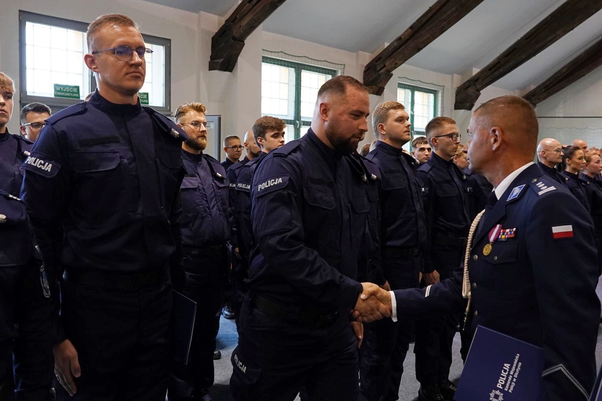 Policjanci podczas uroczystej zbiórki