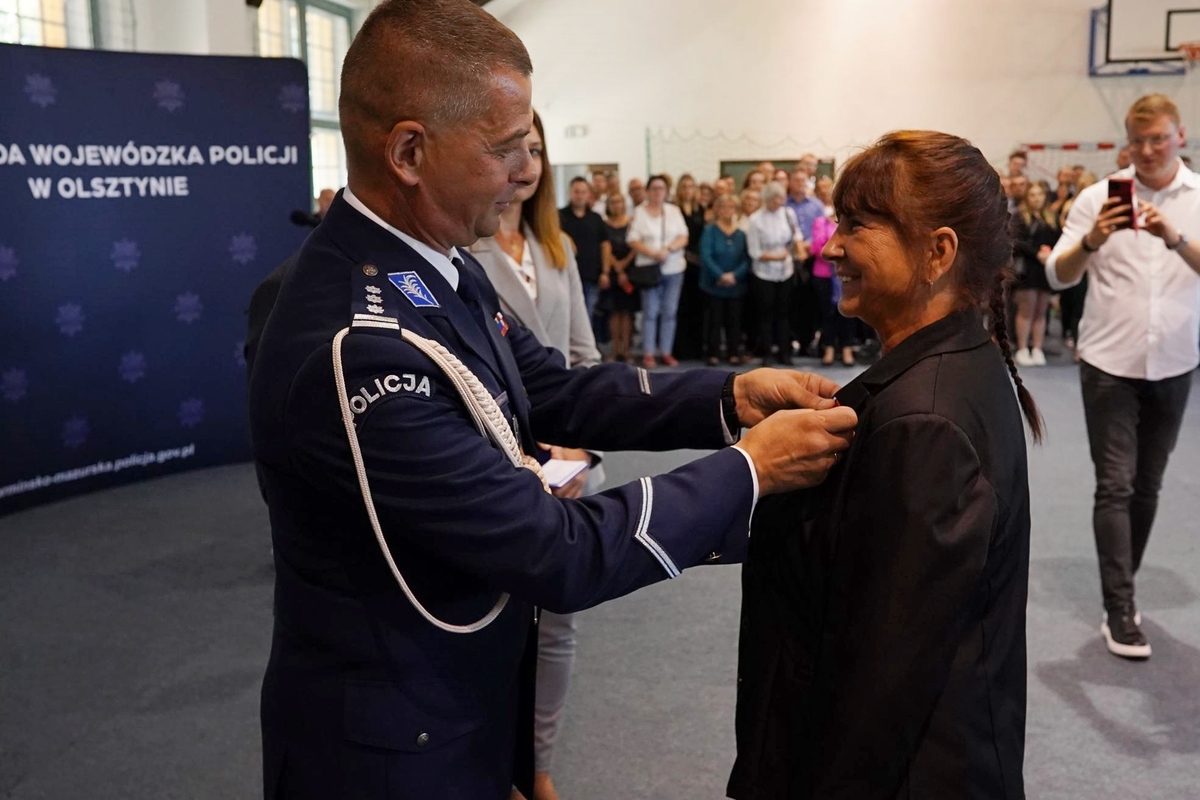 Policjanci podczas uroczystej zbiórki