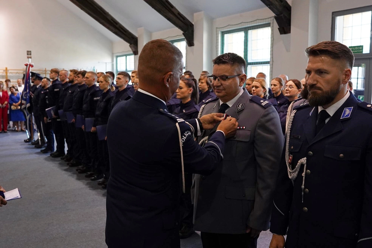 Policjanci podczas uroczystej zbiórki