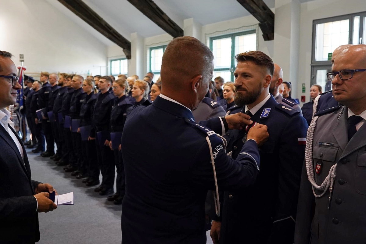 Policjanci podczas uroczystej zbiórki