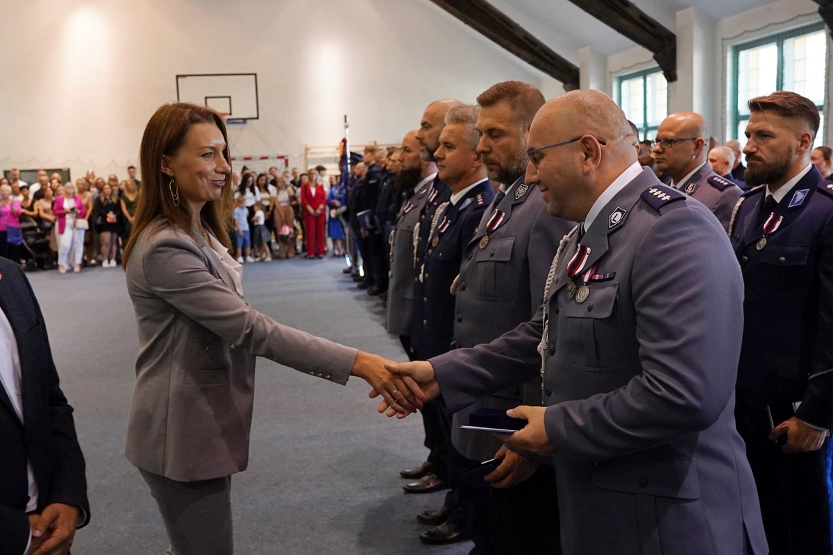 Policjanci podczas uroczystej zbiórki