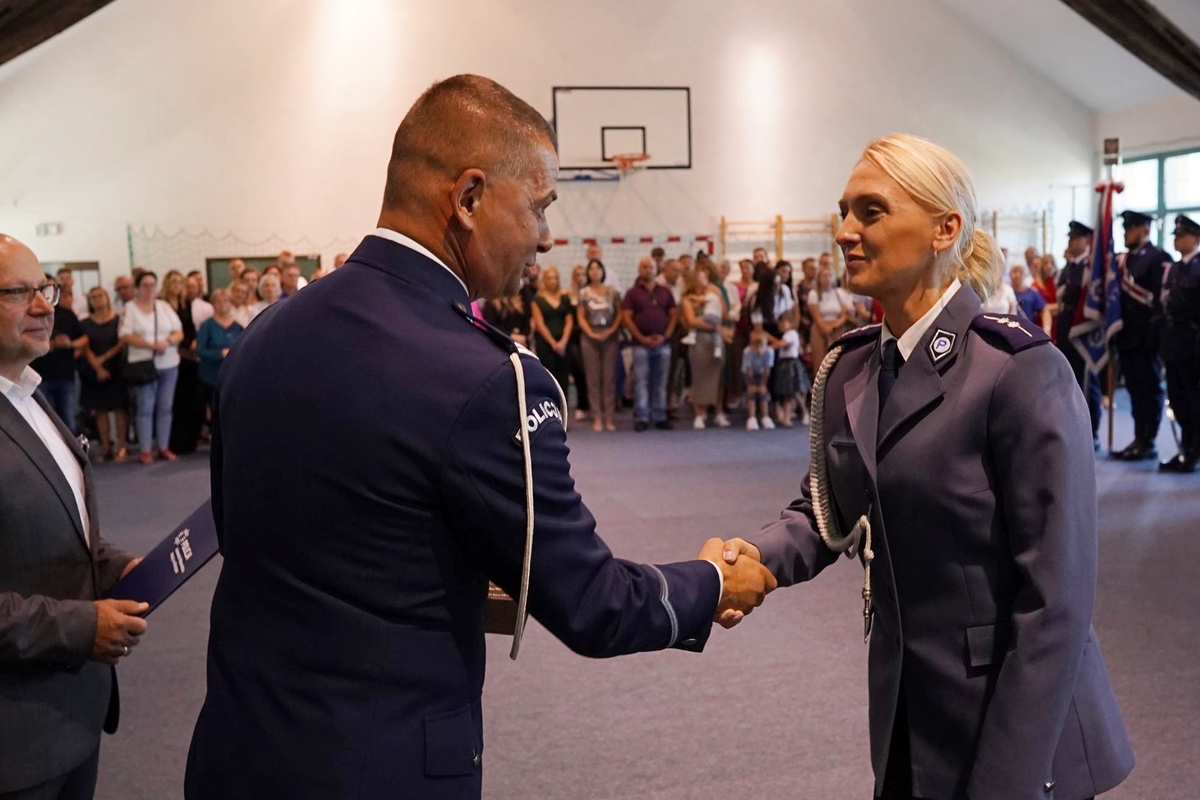 Policjanci podczas uroczystej zbiórki