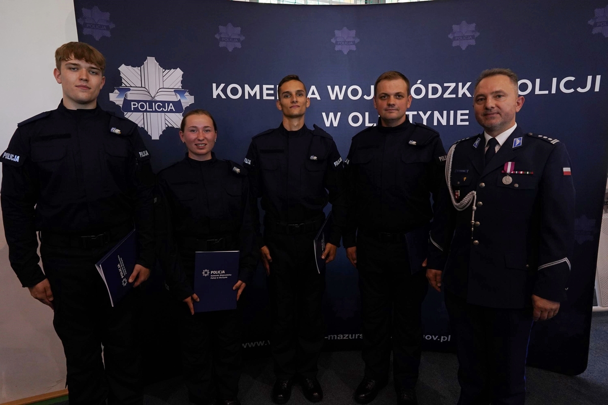 Policjanci podczas uroczystej zbiórki