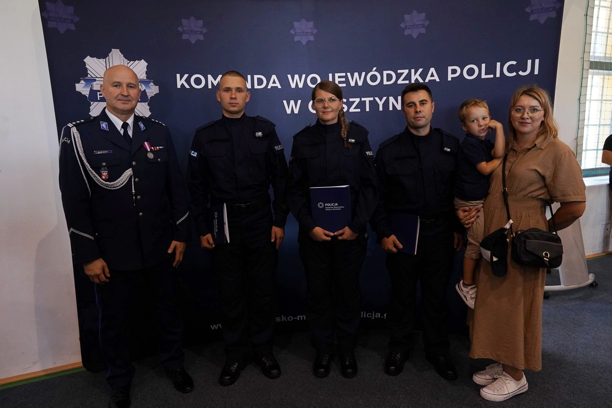 Policjanci podczas uroczystej zbiórki