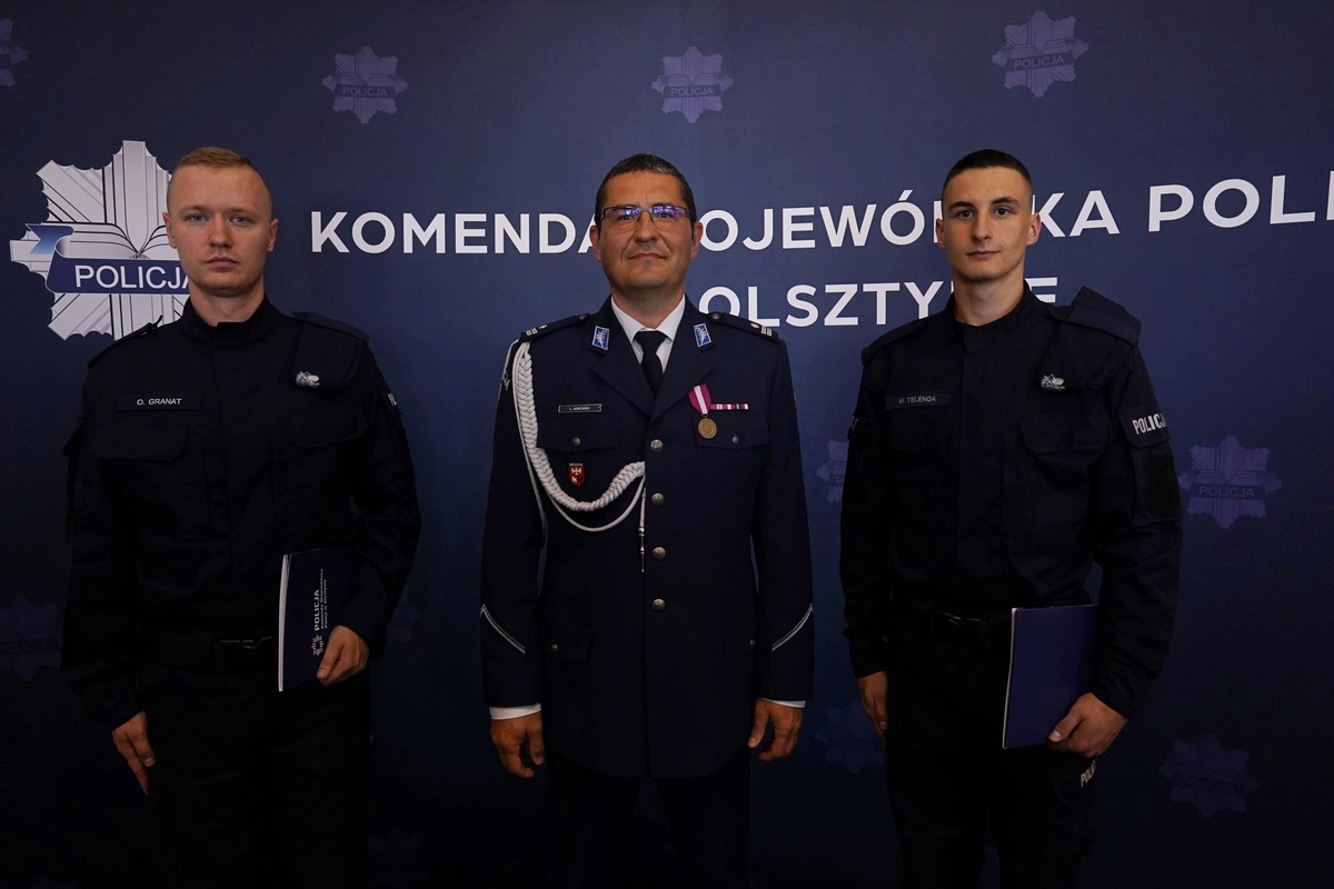 Policjanci podczas uroczystej zbiórki