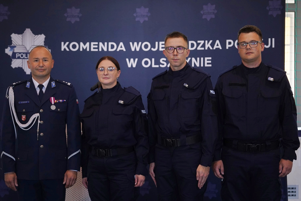 Policjanci podczas uroczystej zbiórki