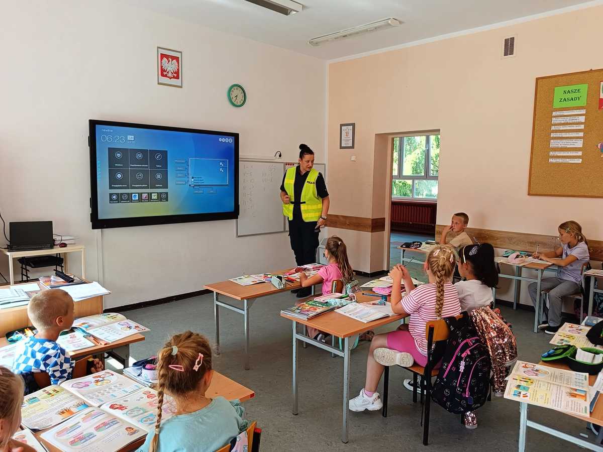 Policjantka podczas spotkania z dziećmi