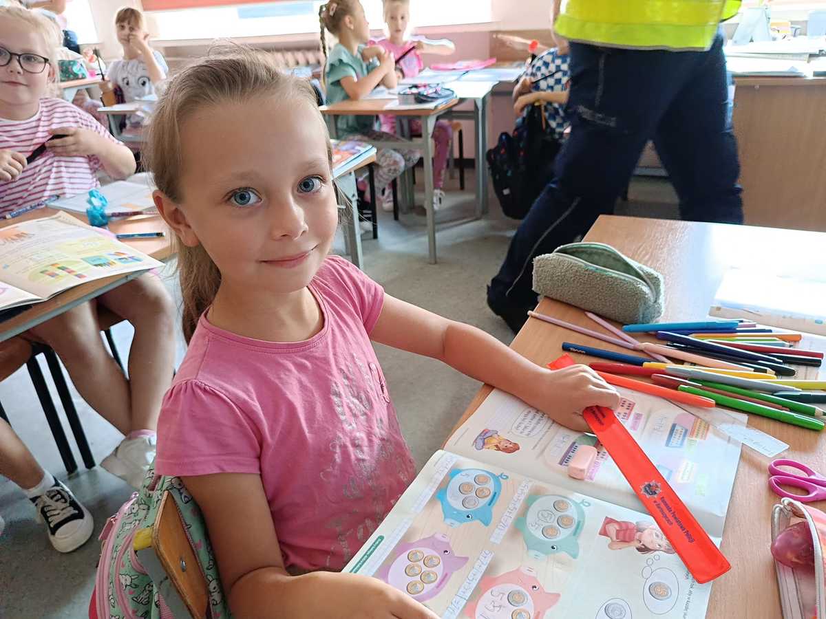 Policjantka podczas spotkania z dziećmi