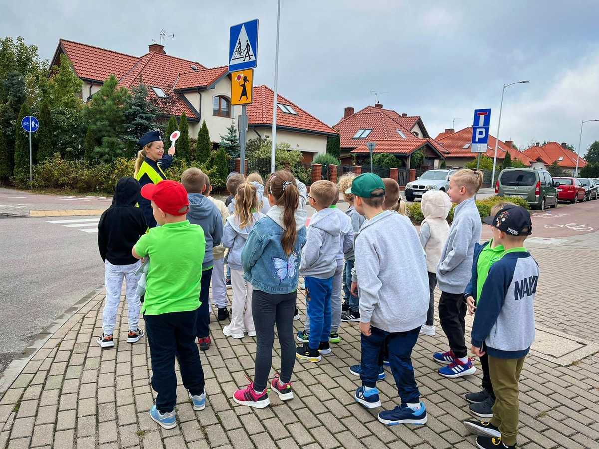 dzieci podczas bezpiecznej drogi do szkoły