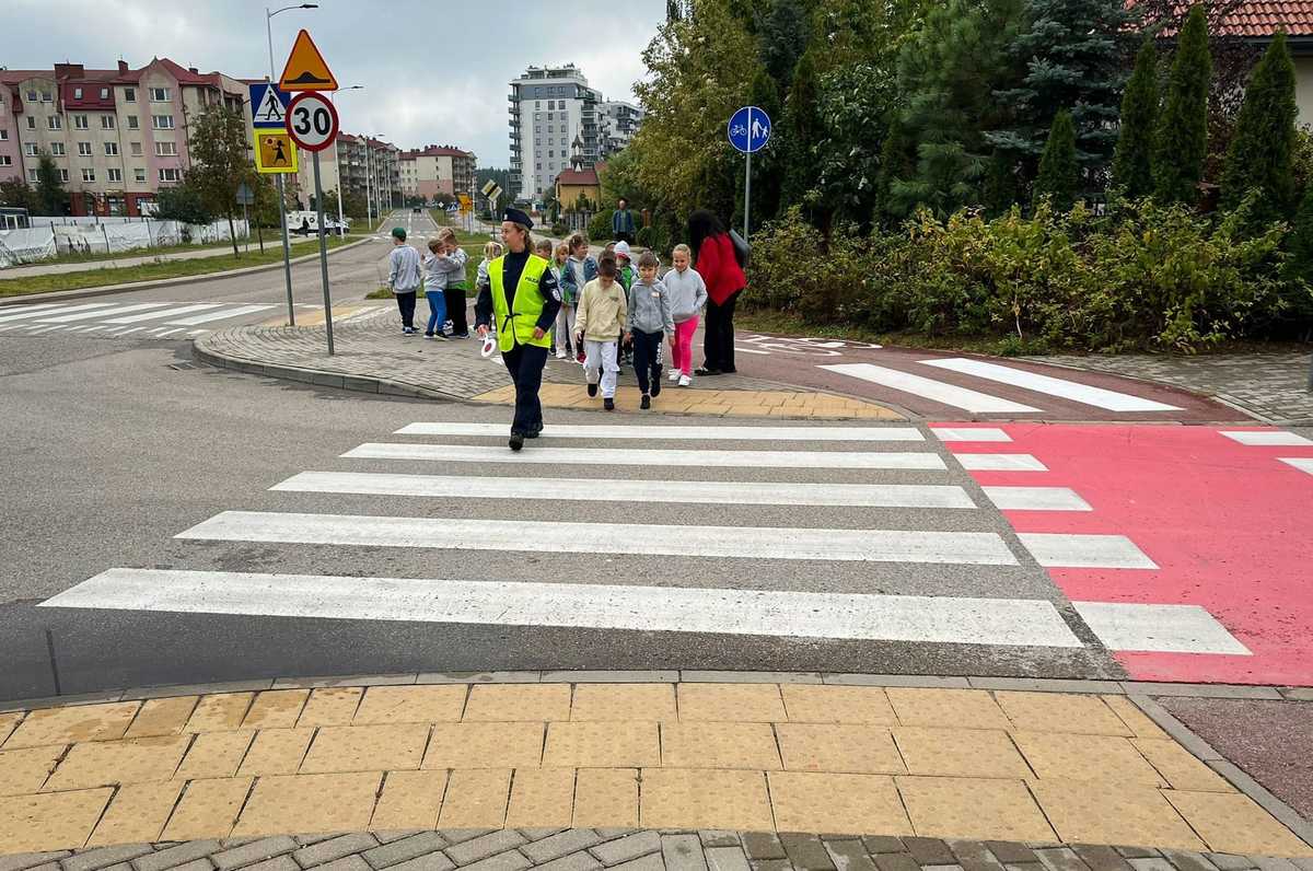 dzieci podczas bezpiecznej drogi do szkoły